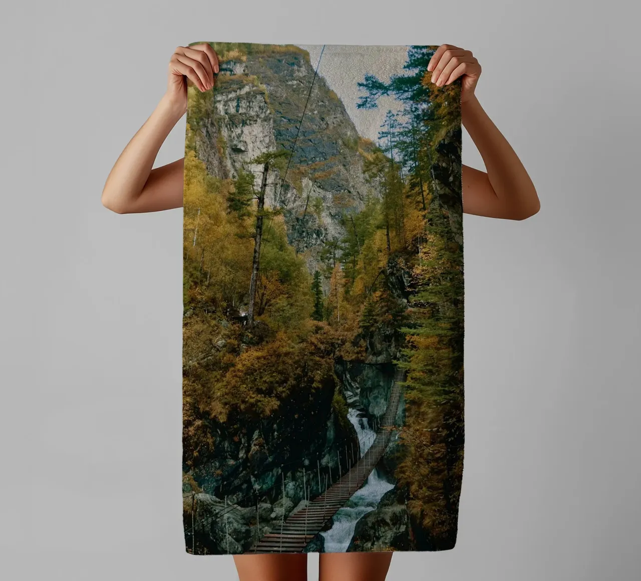 bridge flow in forest asciugamano da bagno da juli