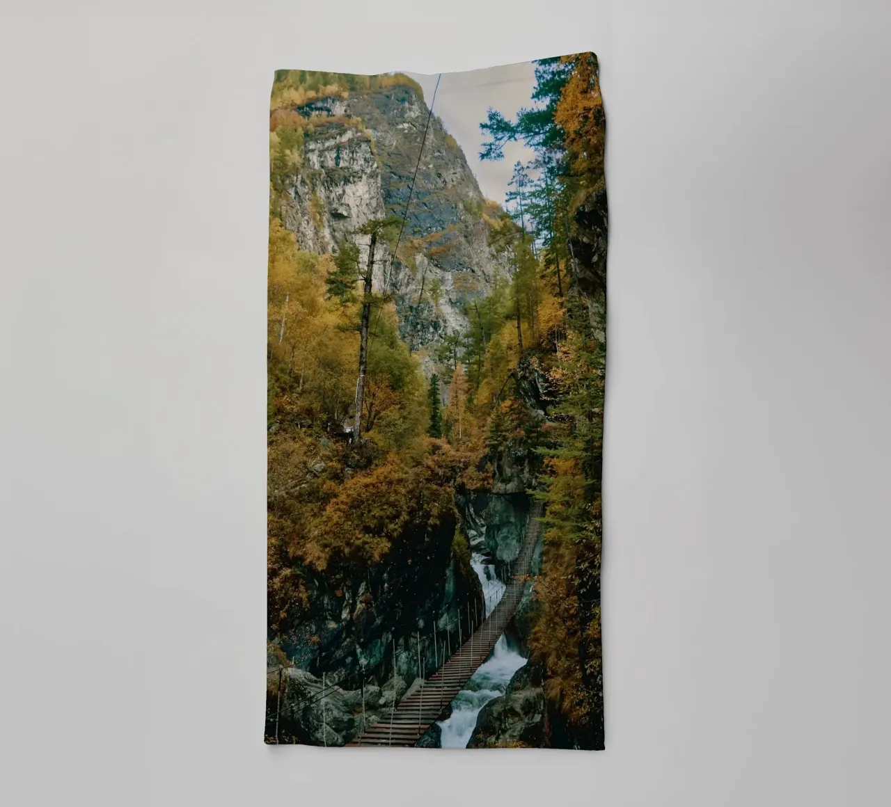 bridge flow in forest asciugamano da bagno da juli