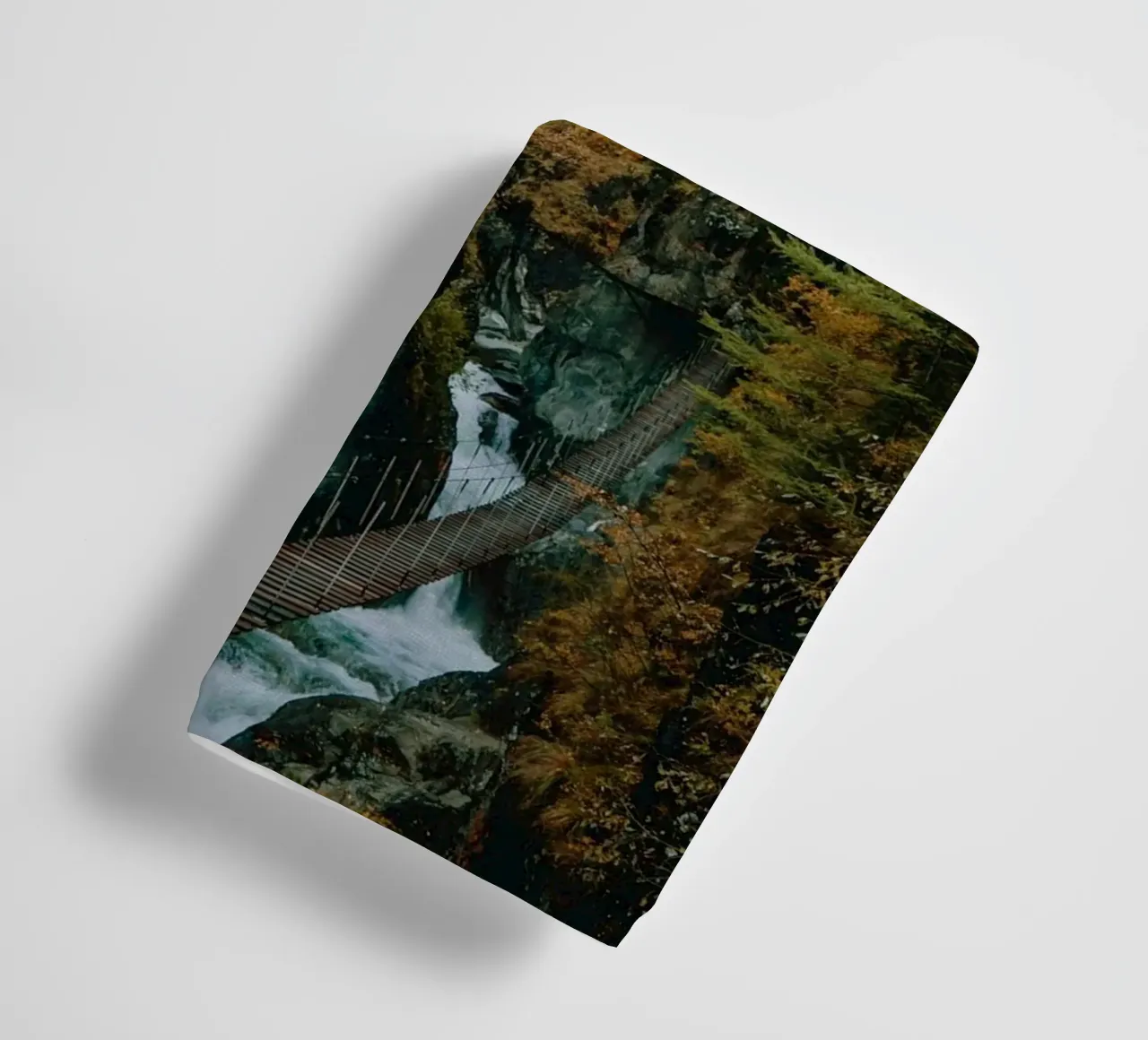 bridge flow in forest asciugamano da bagno da juli