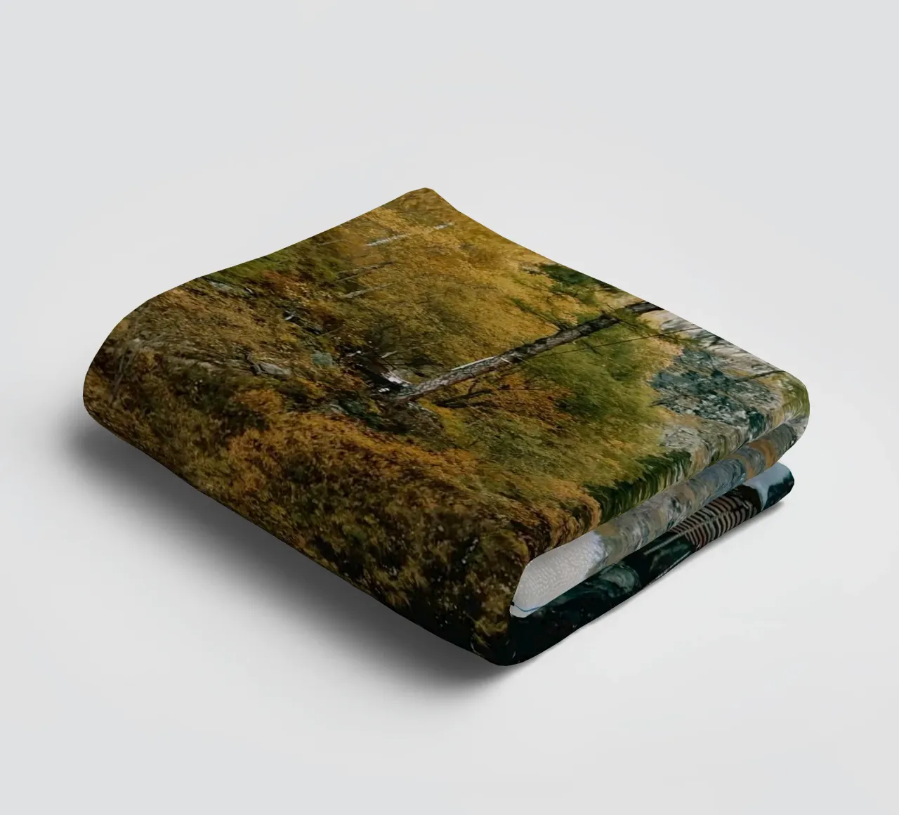 bridge flow in forest asciugamano da bagno da juli