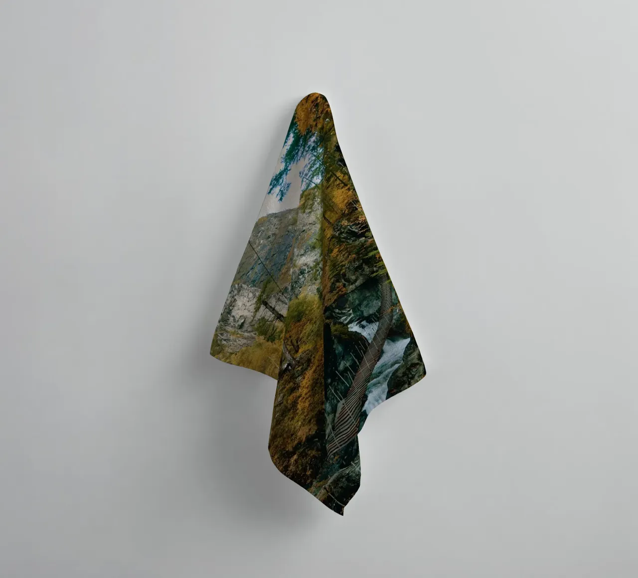 bridge flow in forest asciugamano da bagno da juli