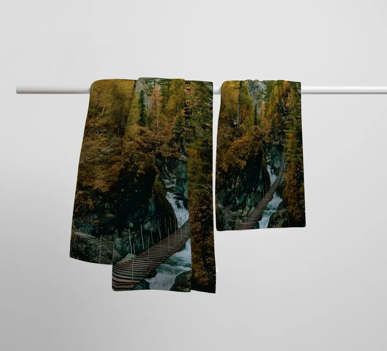 bridge flow in forest asciugamano da bagno da juli