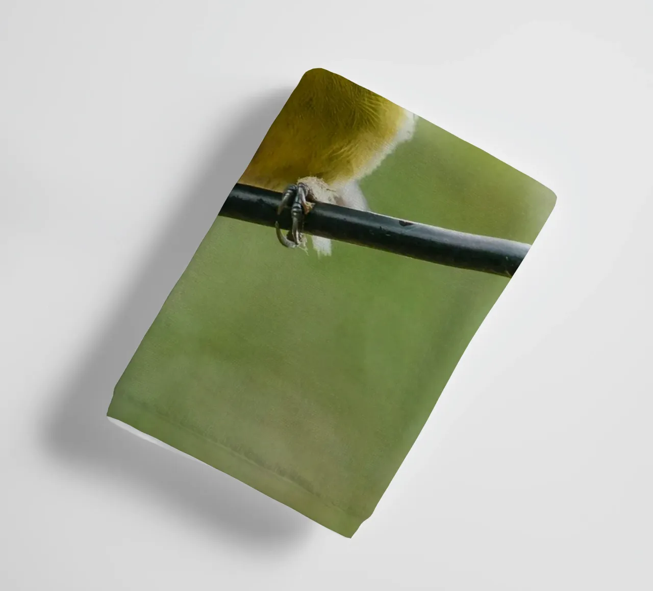 bird on the branch Handtuch von juli