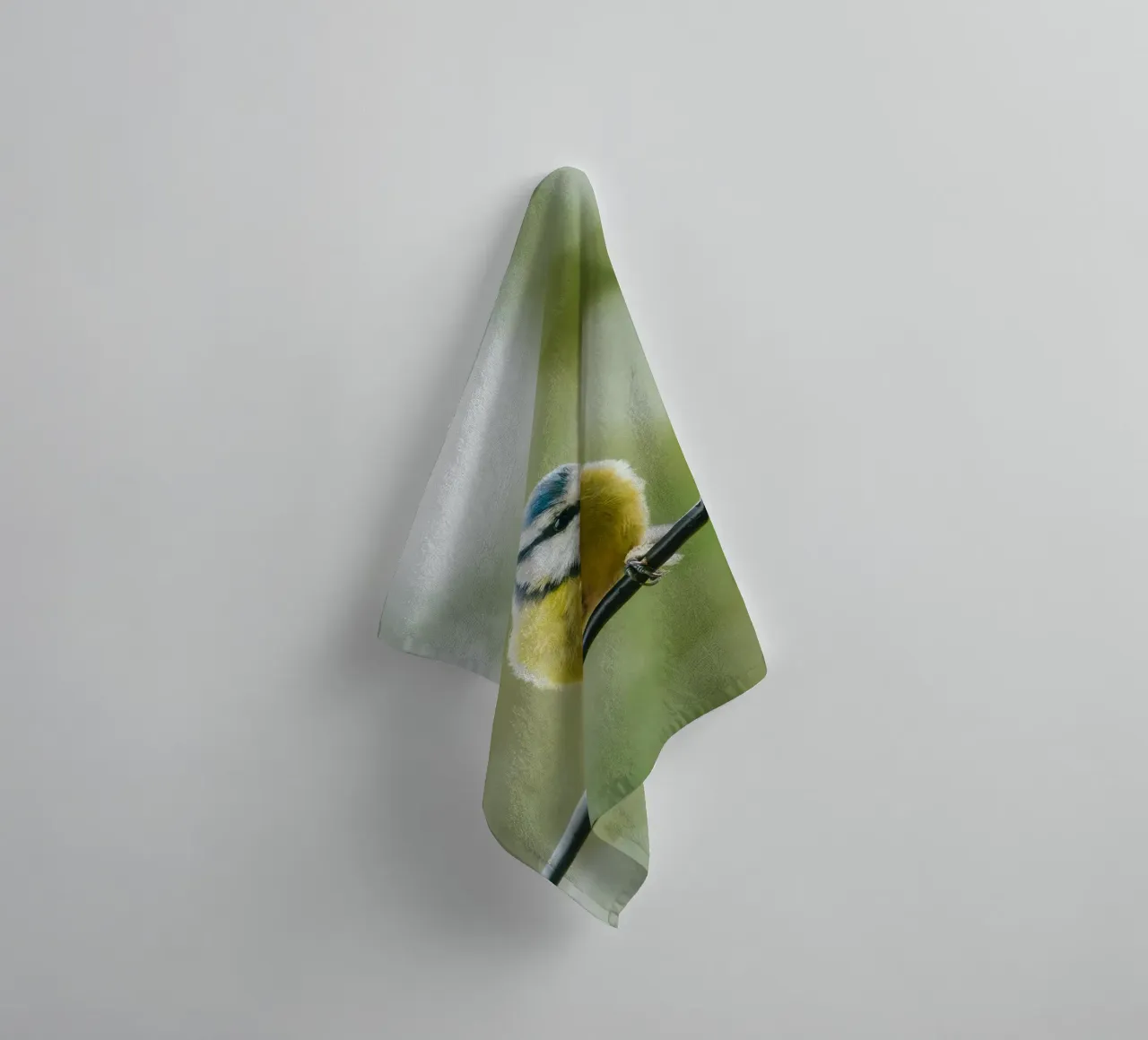 bird on the branch Handtuch von juli