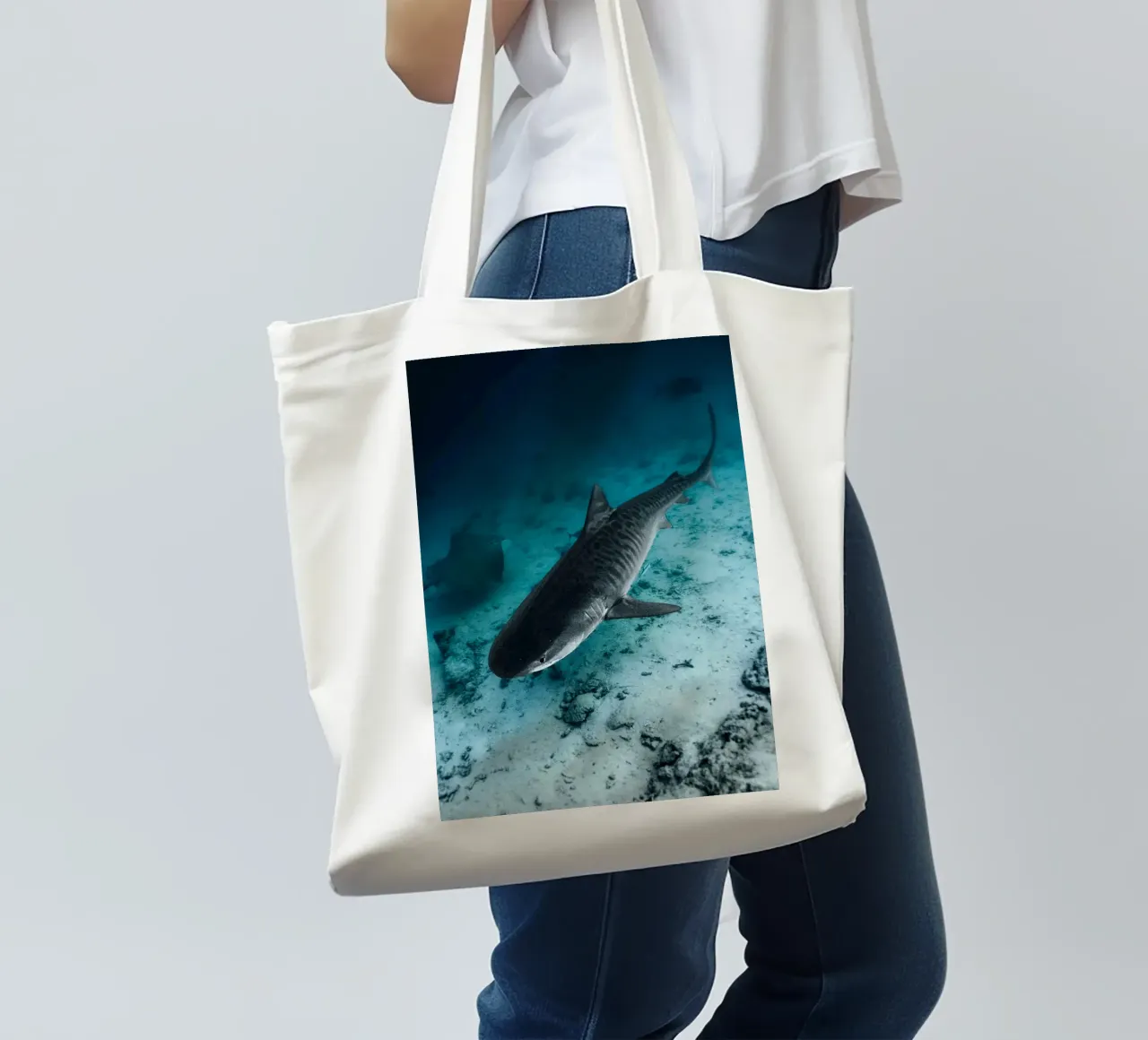 shark inside the ocean borsa in juta da juli