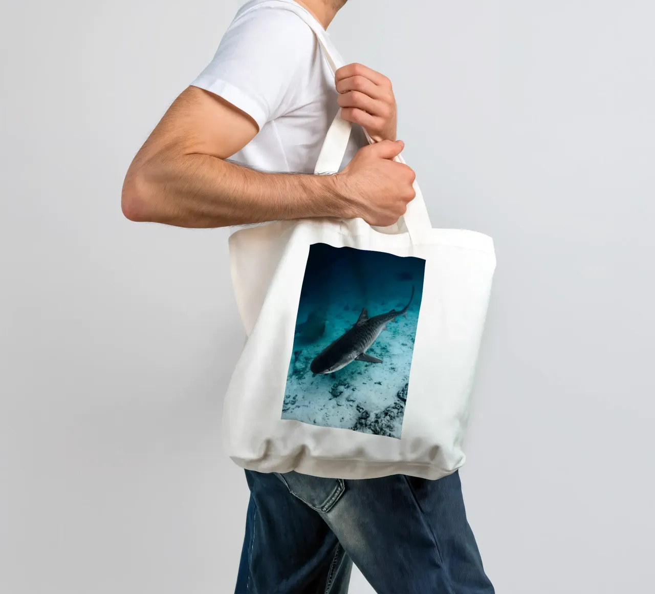 shark inside the ocean borsa in juta da juli