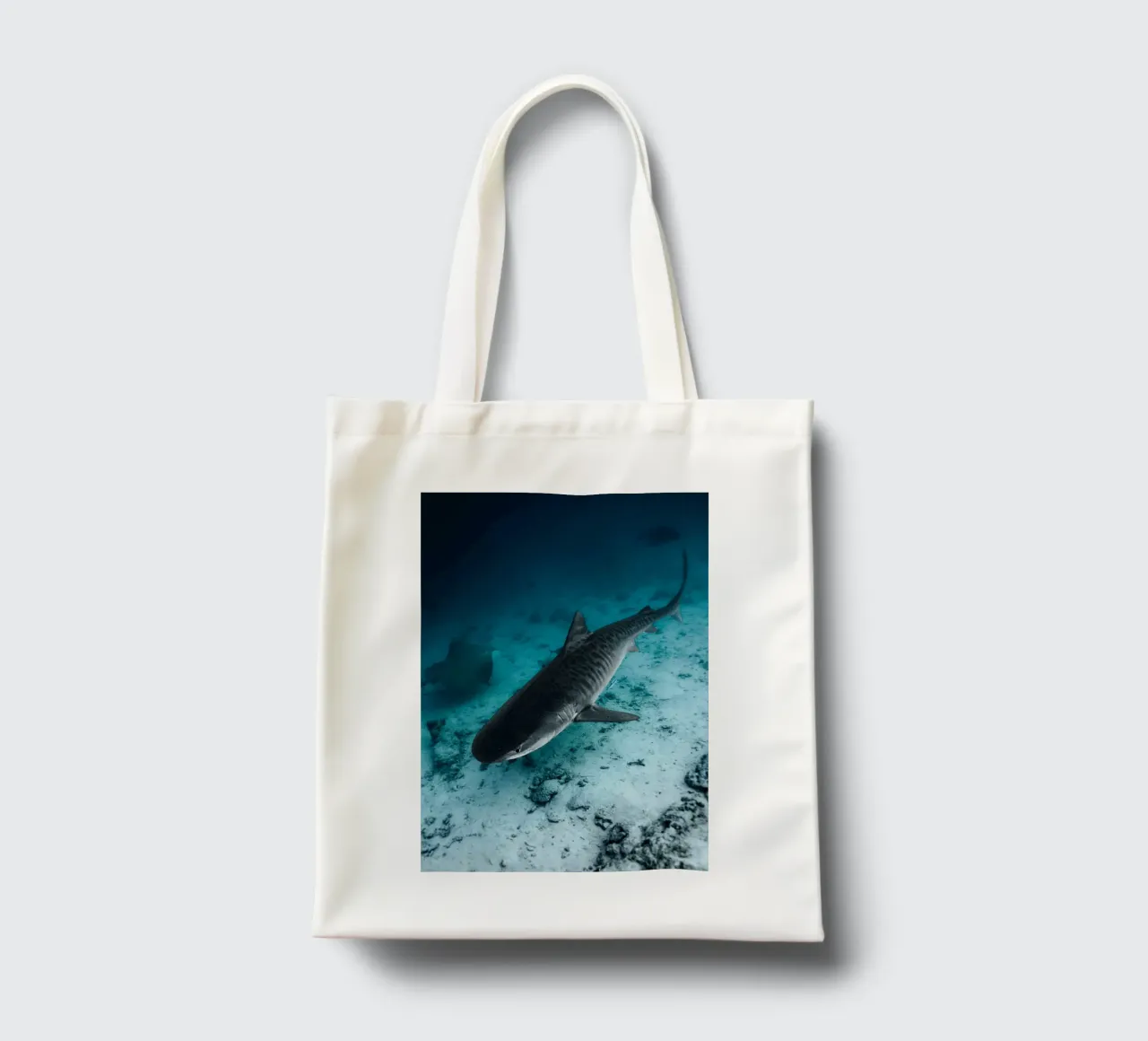 shark inside the ocean borsa in juta da juli