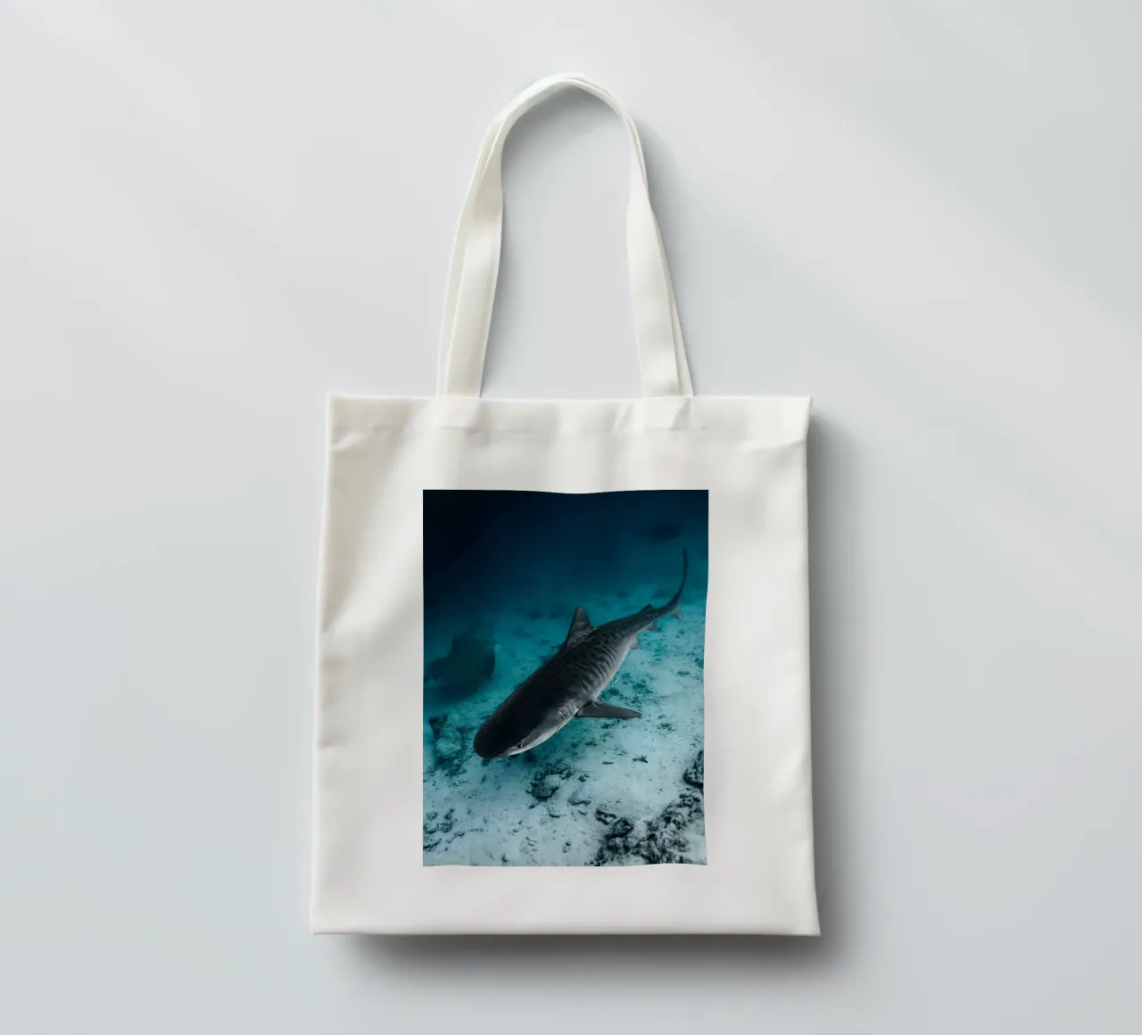 shark inside the ocean borsa in juta da juli