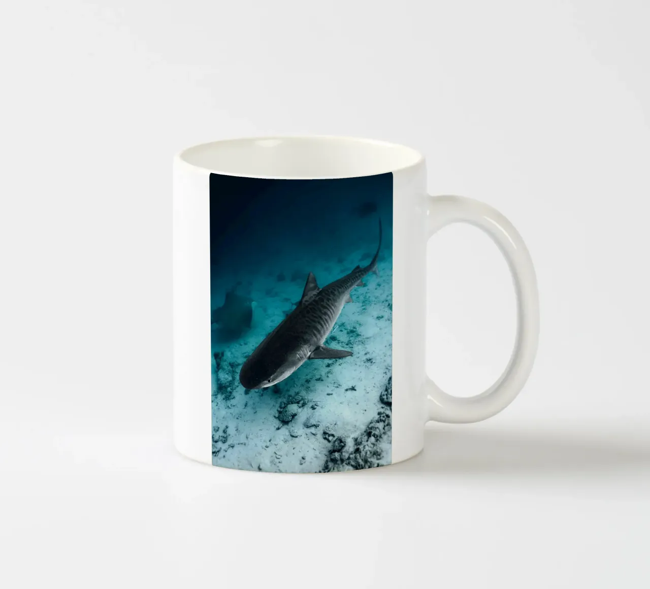 shark inside the ocean tazza in ceramica da juli