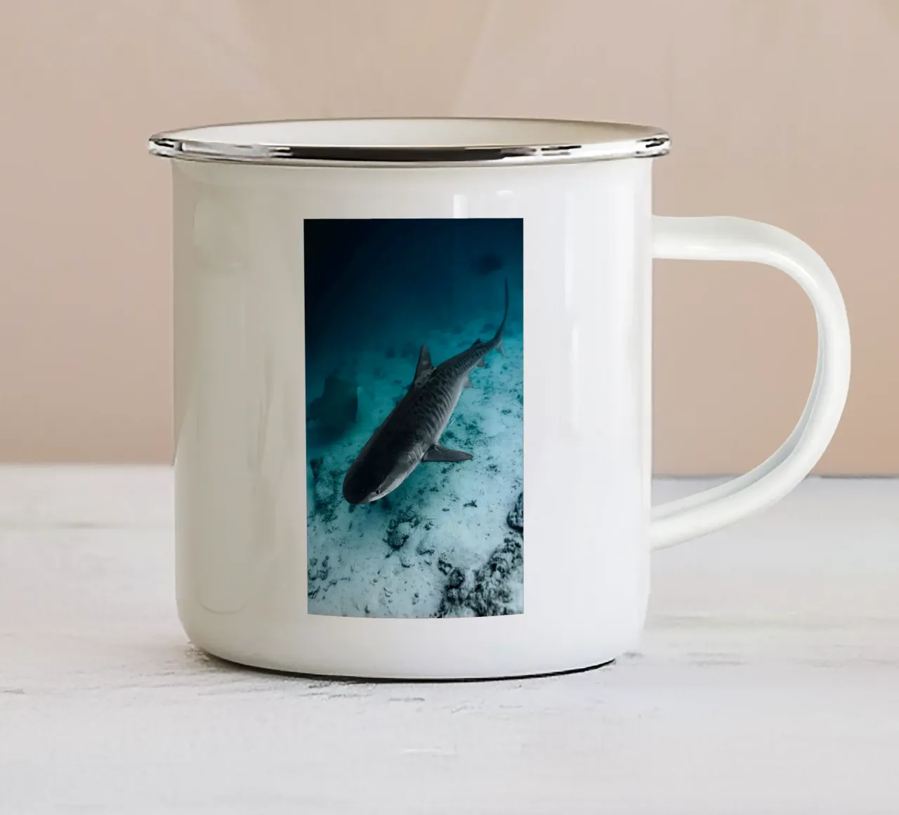 shark inside the ocean tazza in smalto da juli