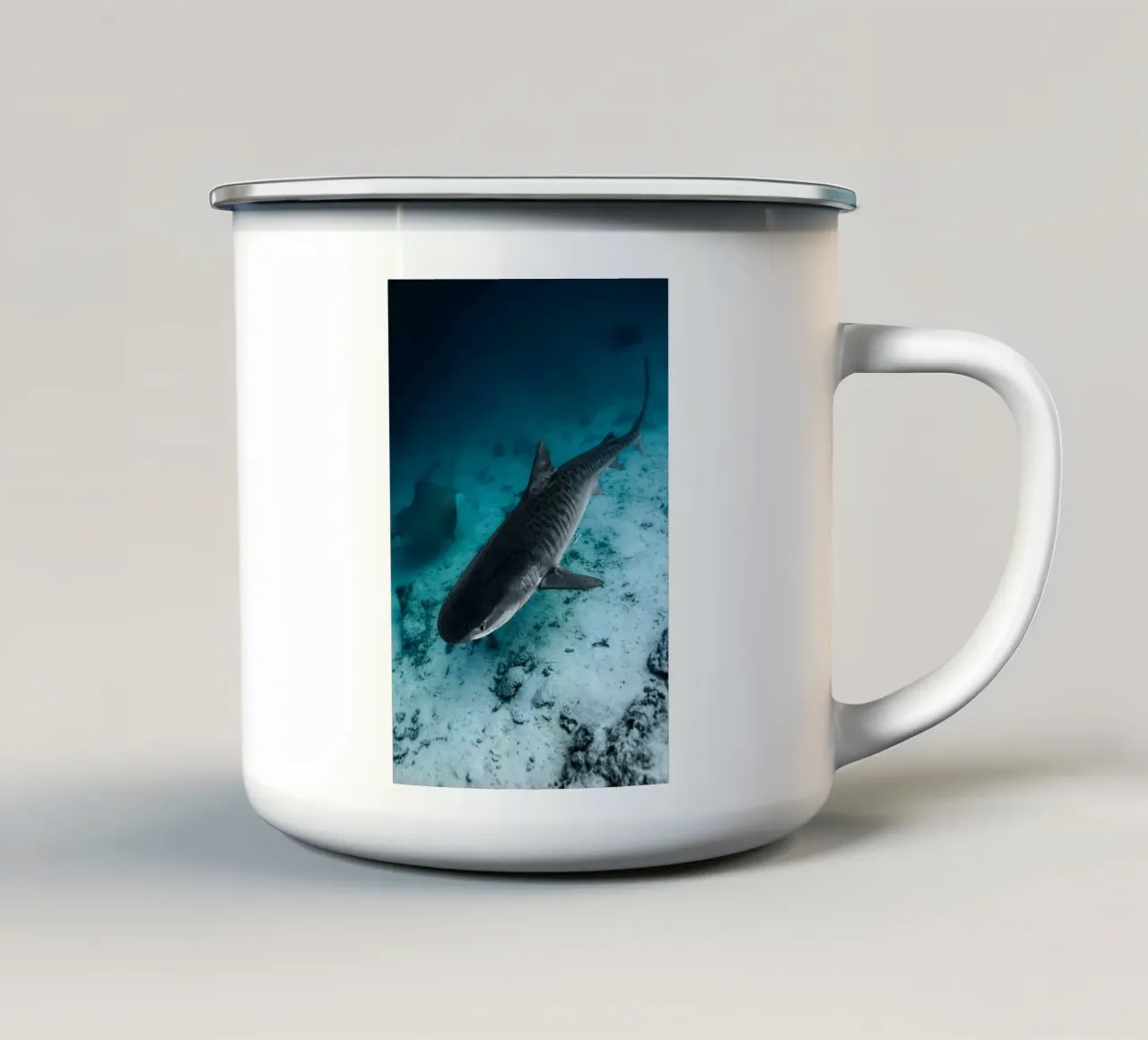 shark inside the ocean tazza in smalto da juli
