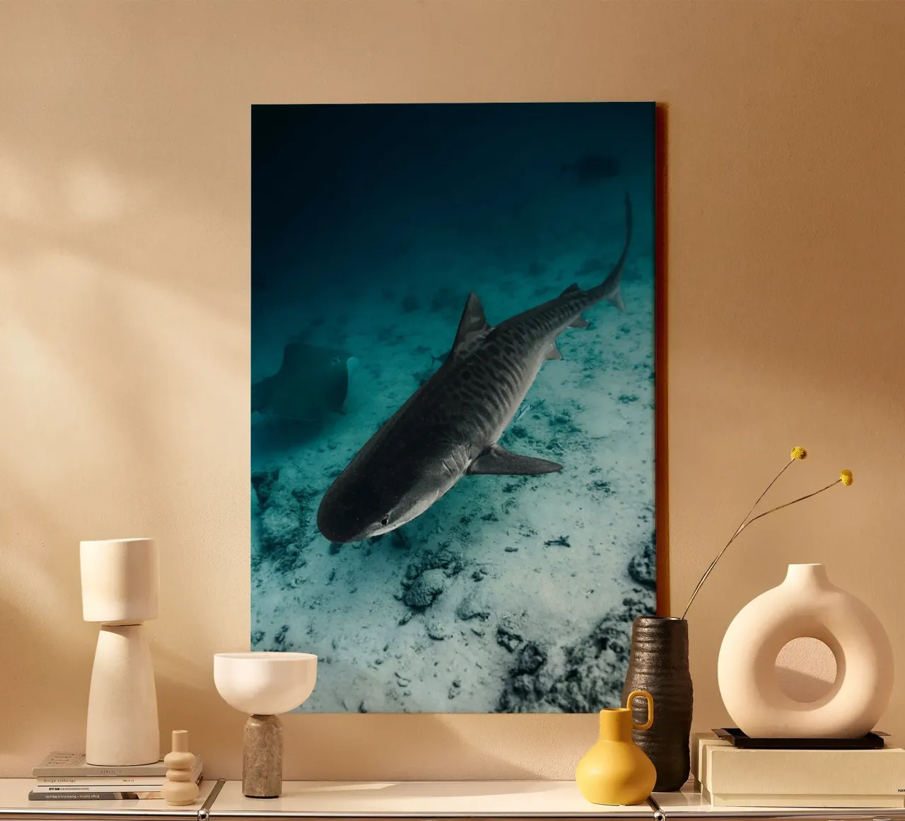 shark inside the ocean tela da juli