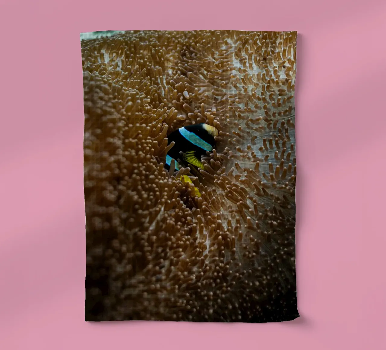 fish lying in the sea Geschirrtuch von juli