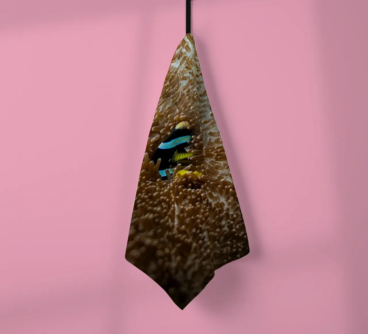 fish lying in the sea Geschirrtuch von juli