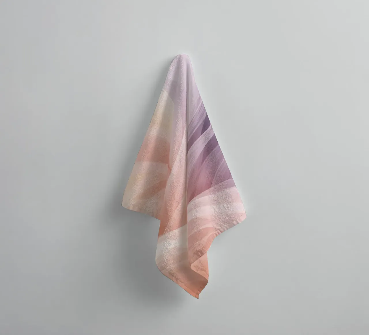 Onde traslucide in tessuto nei colori pesca e lavanda asciugamano da bagno da DesignDoodle