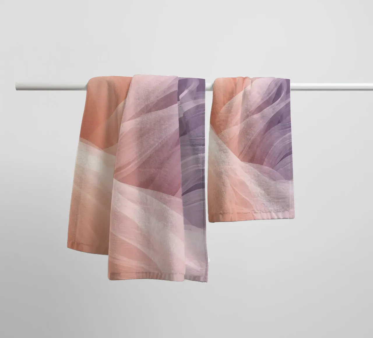 Onde traslucide in tessuto nei colori pesca e lavanda asciugamano da bagno da DesignDoodle