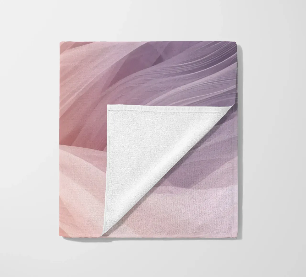 Onde traslucide in tessuto nei colori pesca e lavanda telo mare da DesignDoodle