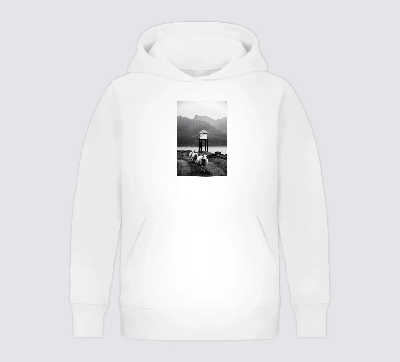 Three sheep on the Lofoten Islands Kinder Hoodie von Fjöllart