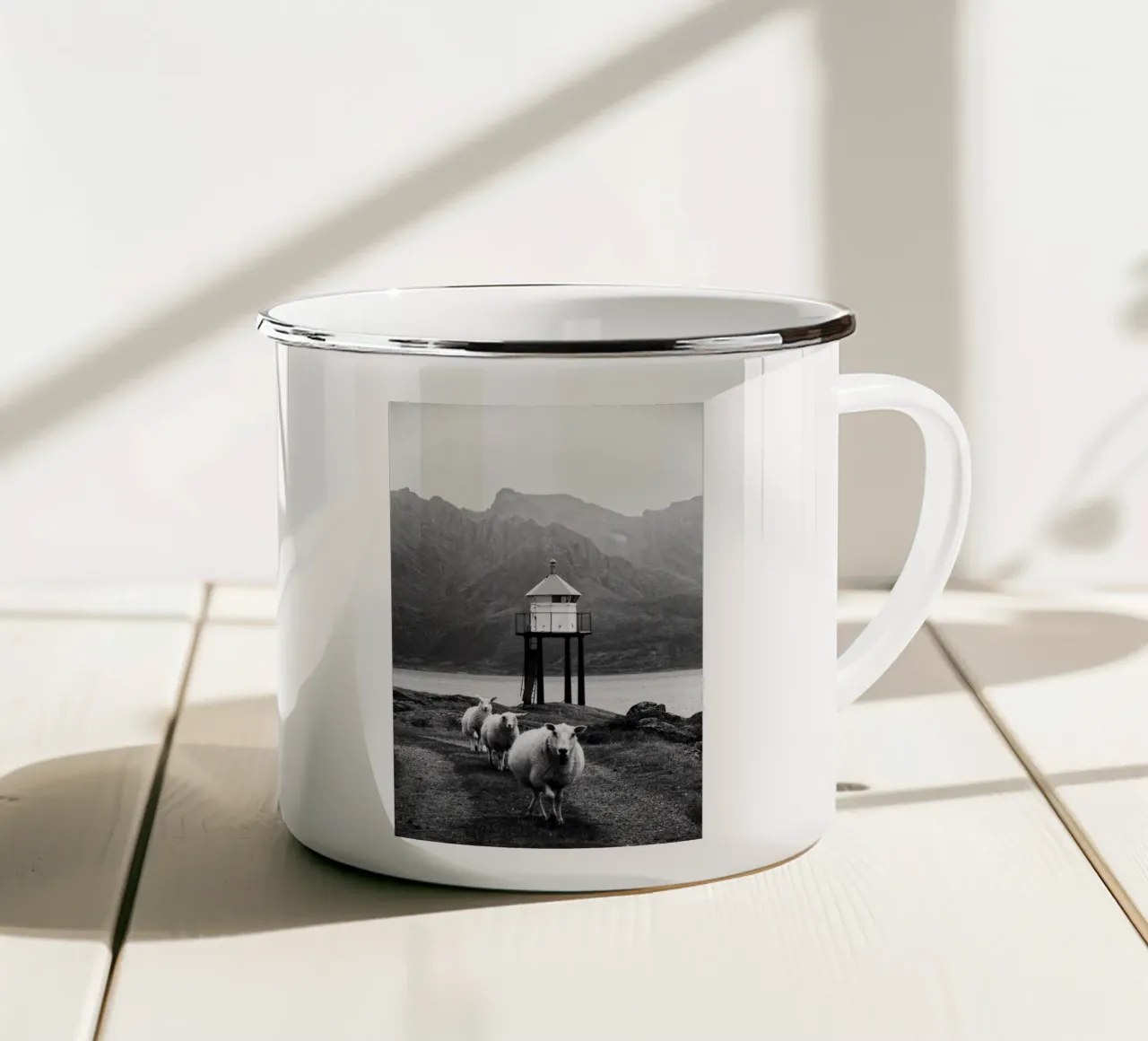 Three sheep on the Lofoten Islands taza de esmalte de Fjöllart
