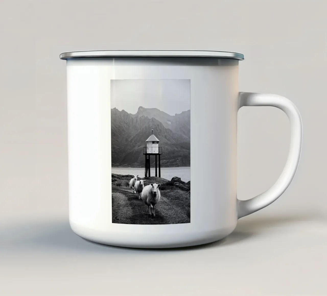 Three sheep on the Lofoten Islands taza de esmalte de Fjöllart