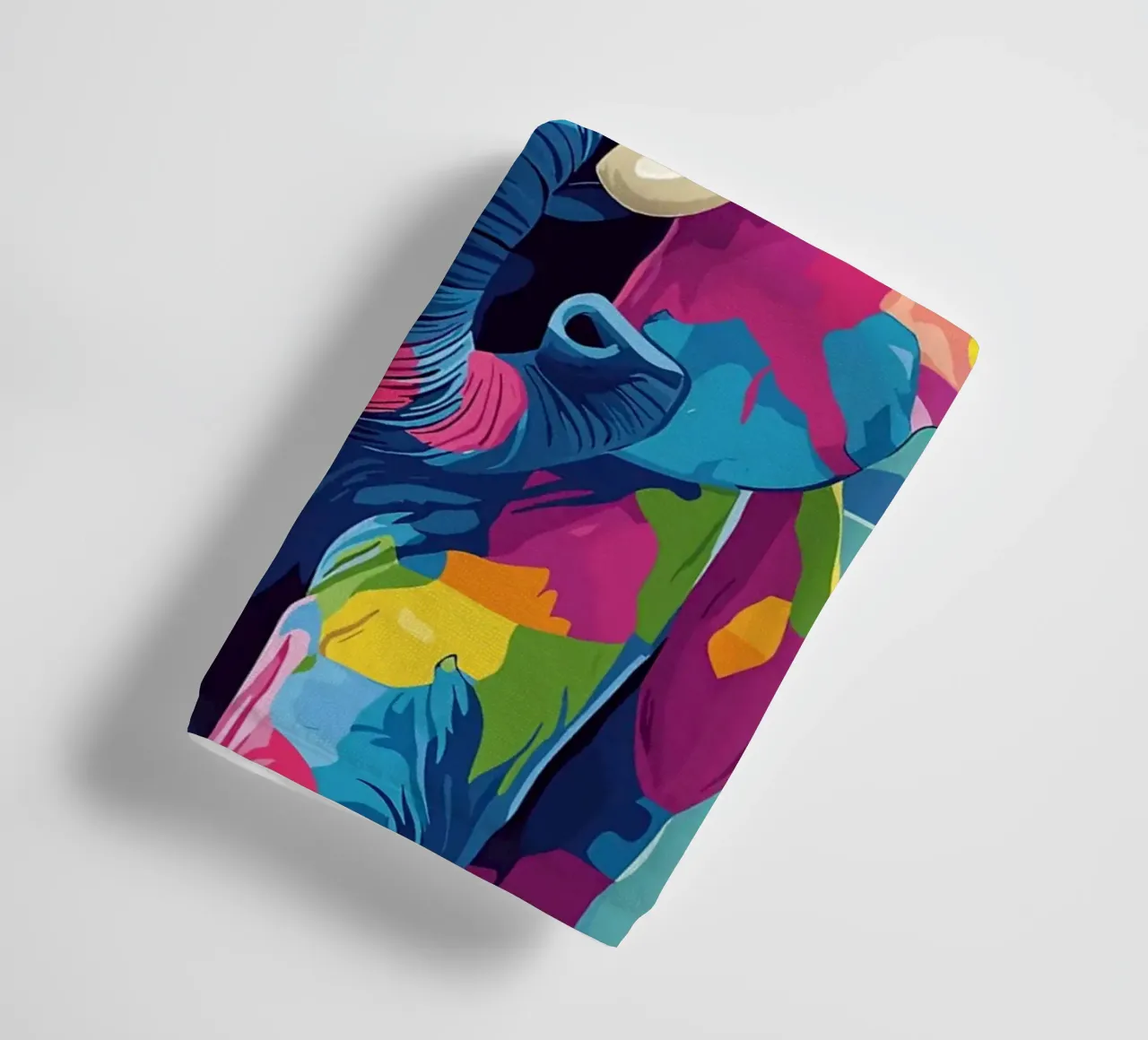 Kleurrijke olifant met wc-papierrol badhanddoek van JoyWalkerShop