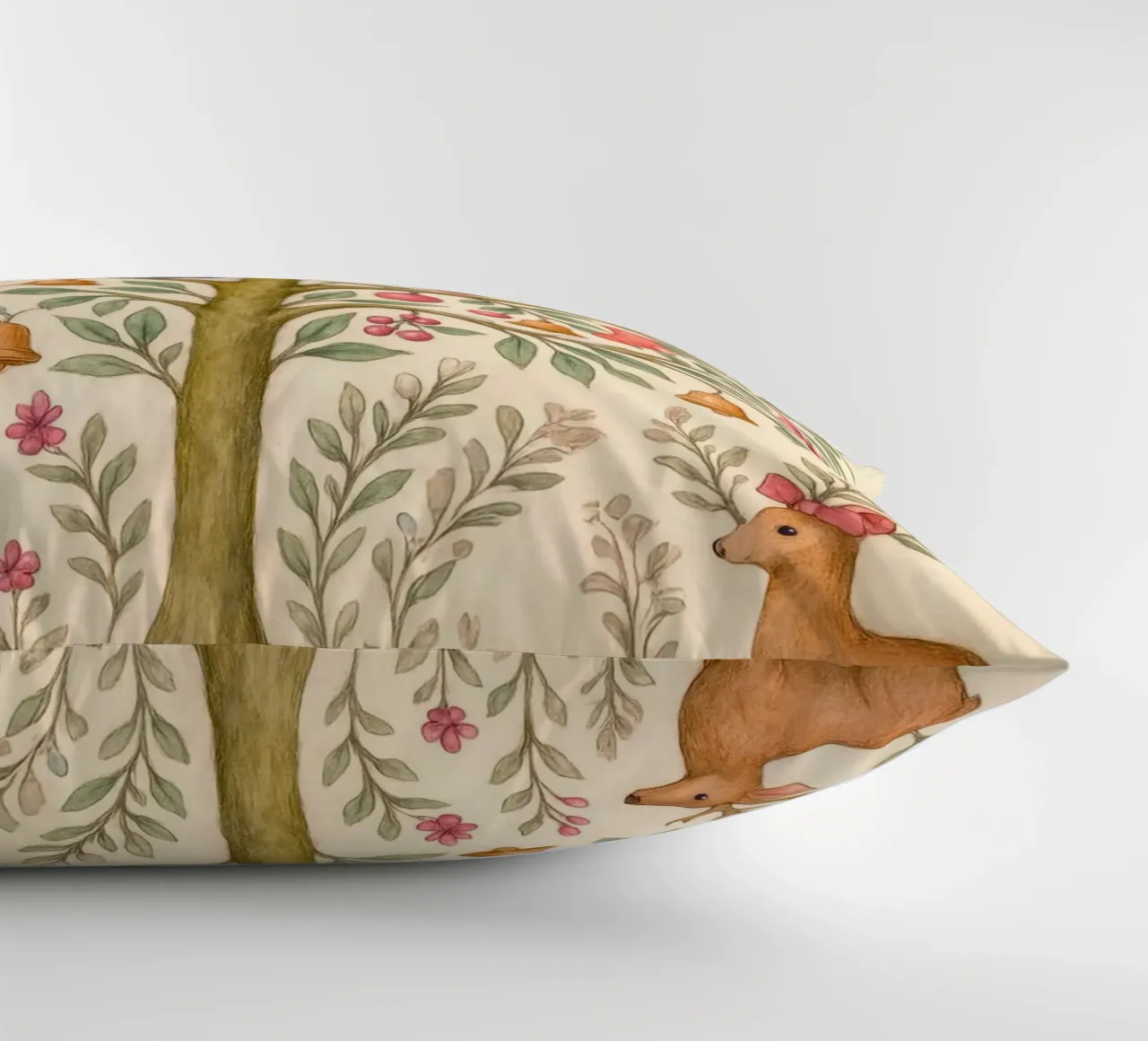 Stravagante albero di Natale rosa con cervi, uccelli e fiocchi cuscino da GentleEchoes Dreamlight