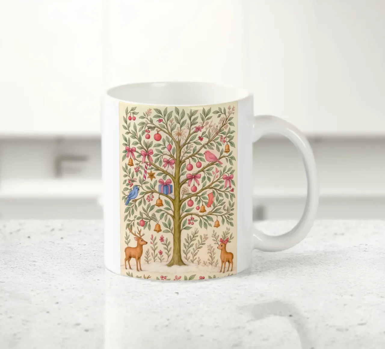 Stravagante albero di Natale rosa con cervi, uccelli e fiocchi tazza in ceramica da GentleEchoes Dreamlight