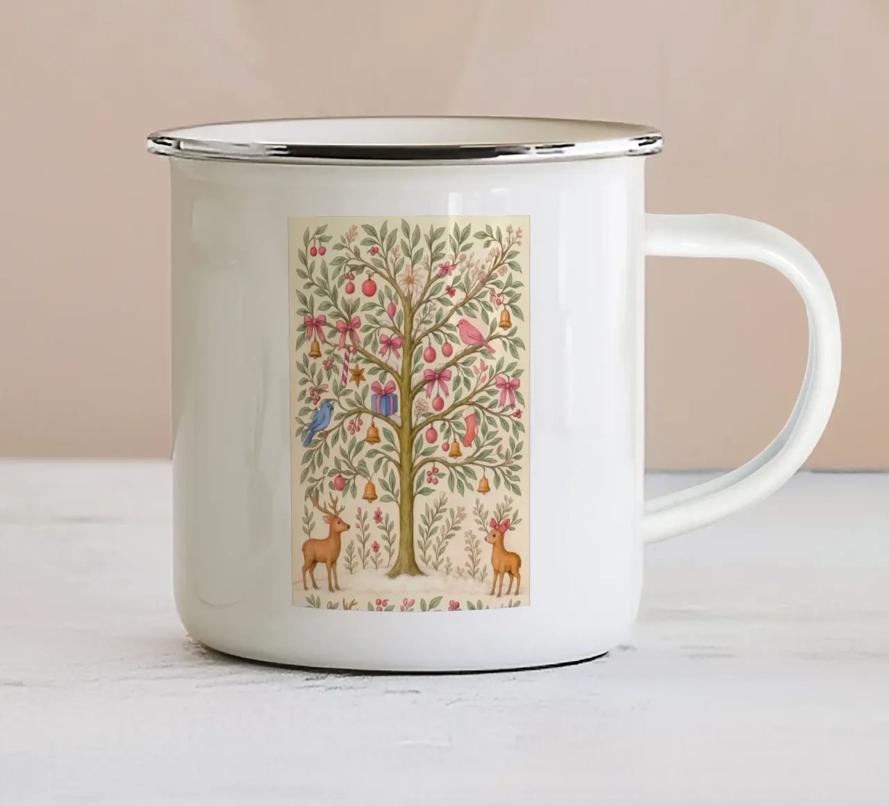 Stravagante albero di Natale rosa con cervi, uccelli e fiocchi tazza in smalto da GentleEchoes Dreamlight