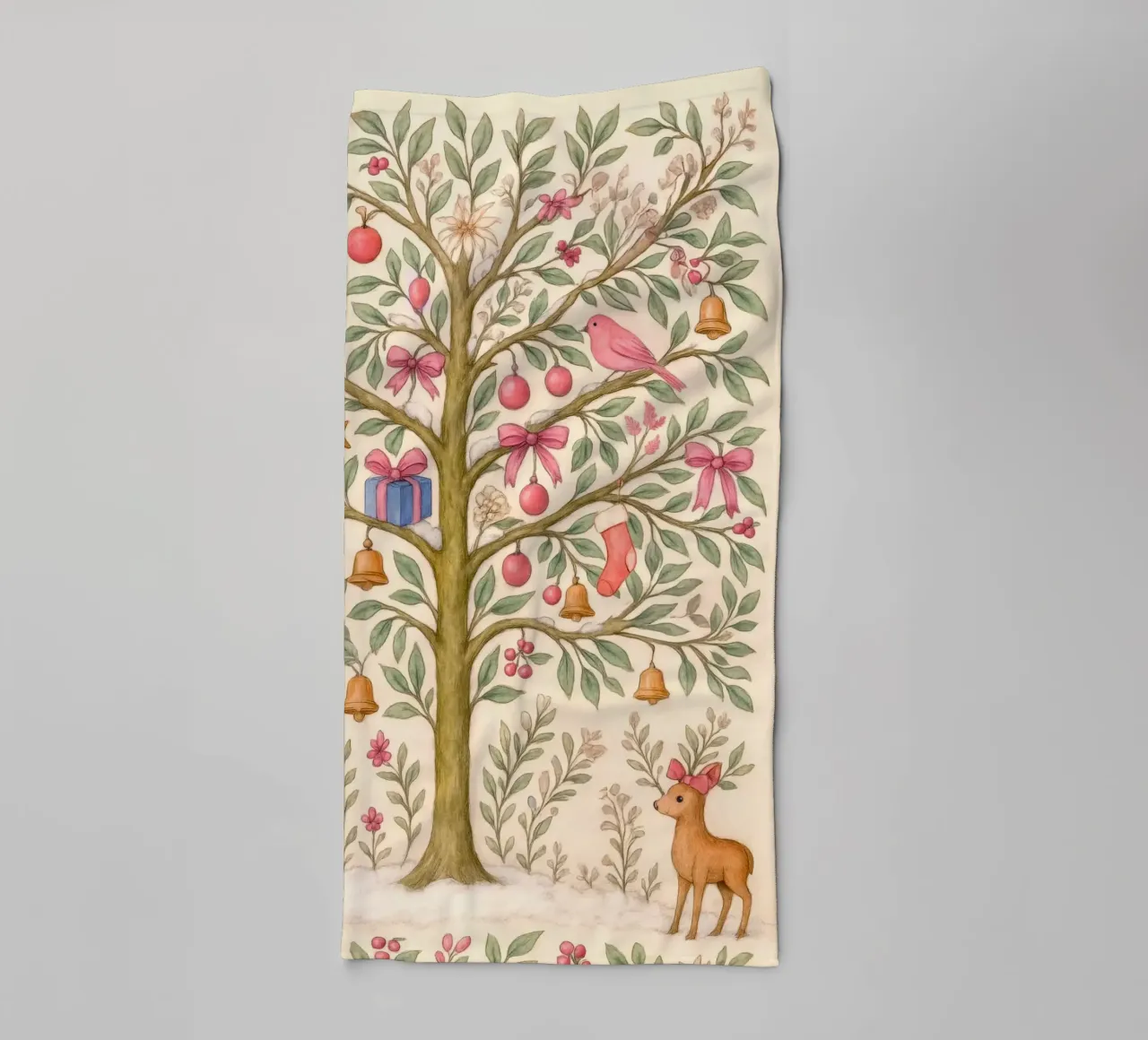Stravagante albero di Natale rosa con cervi, uccelli e fiocchi asciugamano da bagno da GentleEchoes Dreamlight