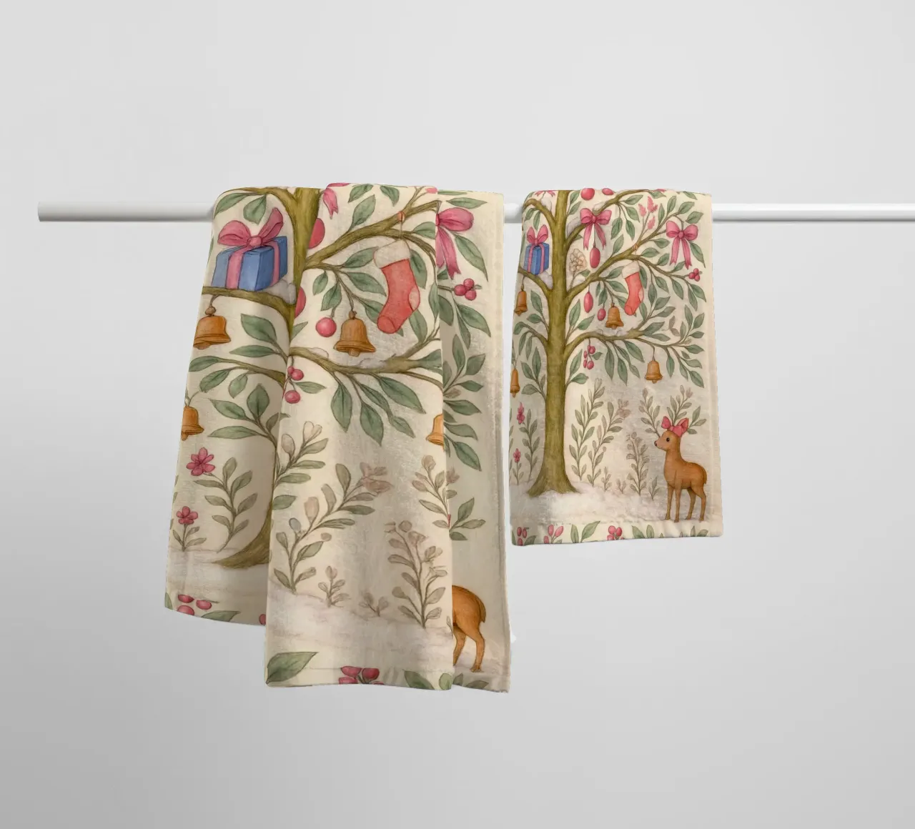 Stravagante albero di Natale rosa con cervi, uccelli e fiocchi asciugamano da bagno da GentleEchoes Dreamlight