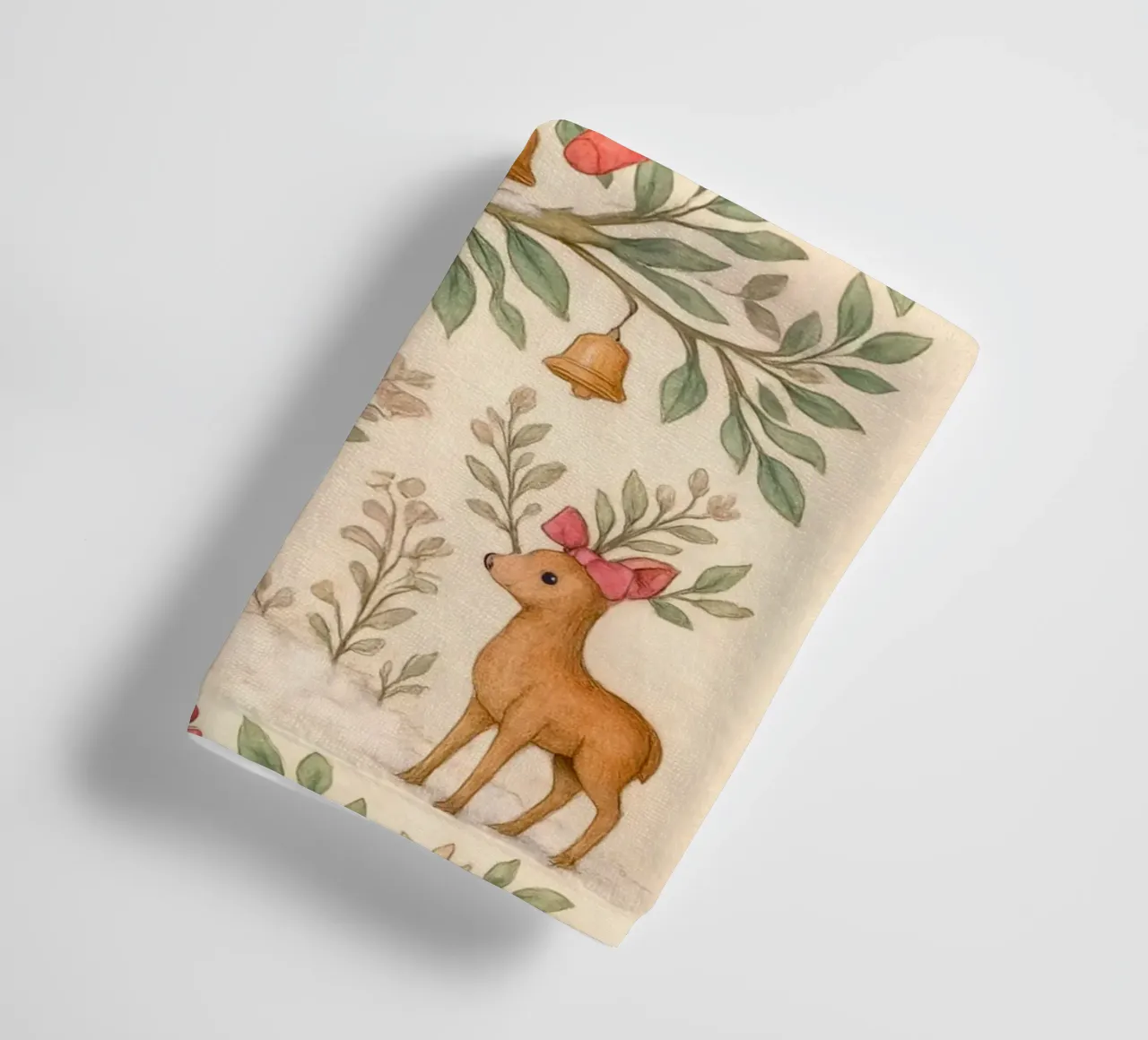 Stravagante albero di Natale rosa con cervi, uccelli e fiocchi asciugamano da bagno da GentleEchoes Dreamlight