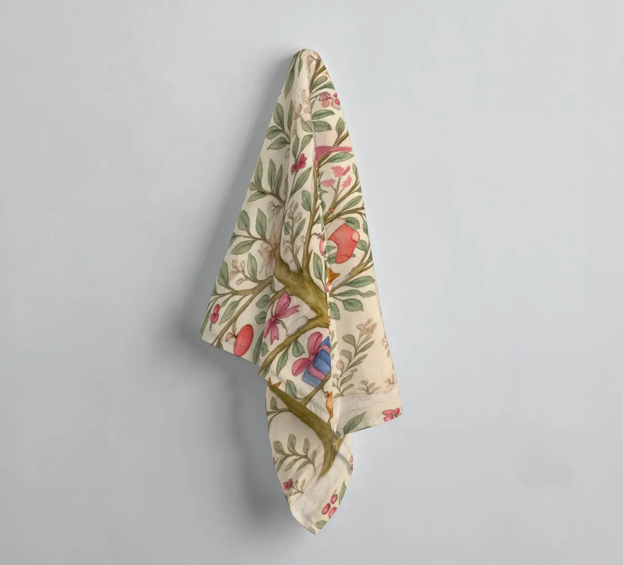 Stravagante albero di Natale rosa con cervi, uccelli e fiocchi asciugamano da bagno da GentleEchoes Dreamlight