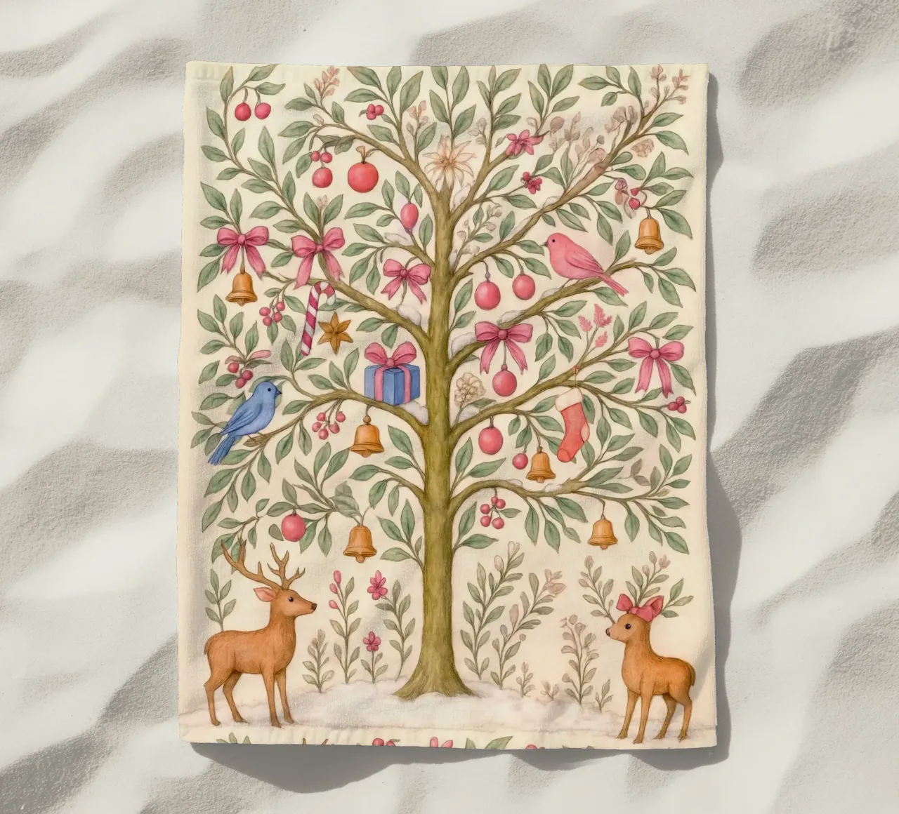 Stravagante albero di Natale rosa con cervi, uccelli e fiocchi telo mare da GentleEchoes Dreamlight