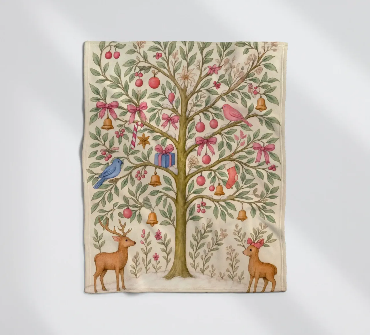 Stravagante albero di Natale rosa con cervi, uccelli e fiocchi coperta in pile da GentleEchoes Dreamlight