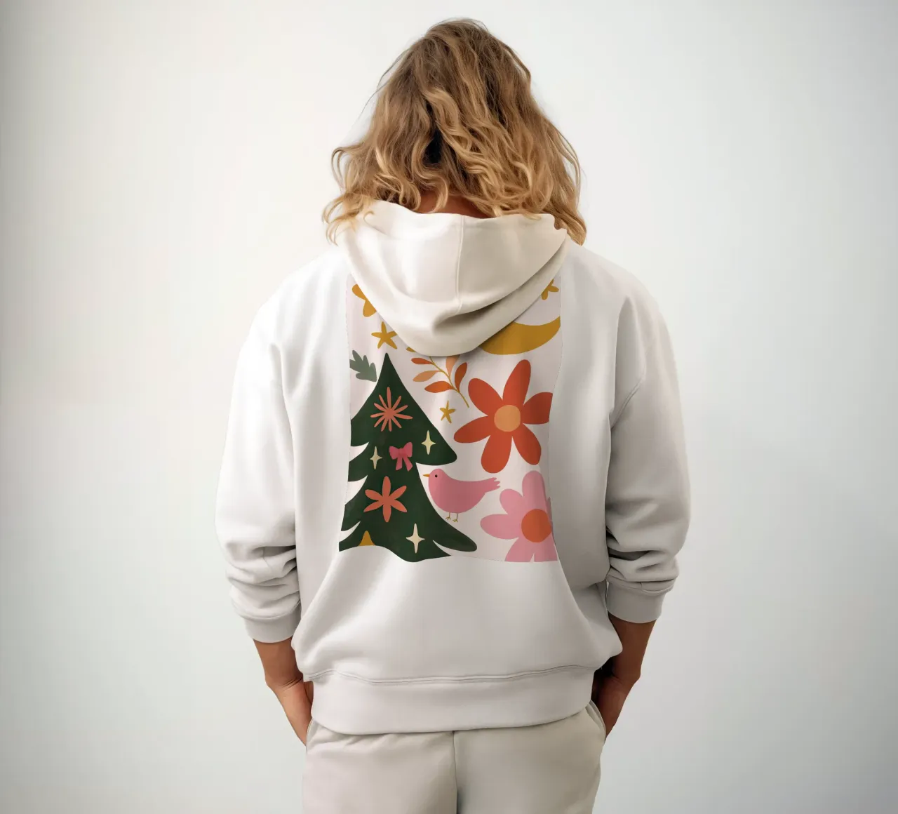 Sognante albero di Natale a forma di uccello rosa con luna, stelle e fiori felpa con cappuccio da GentleEchoes Dreamlight