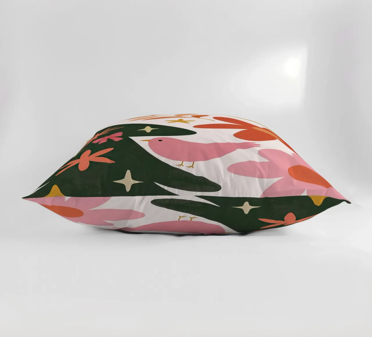 Sognante albero di Natale a forma di uccello rosa con luna, stelle e fiori cuscino da GentleEchoes Dreamlight