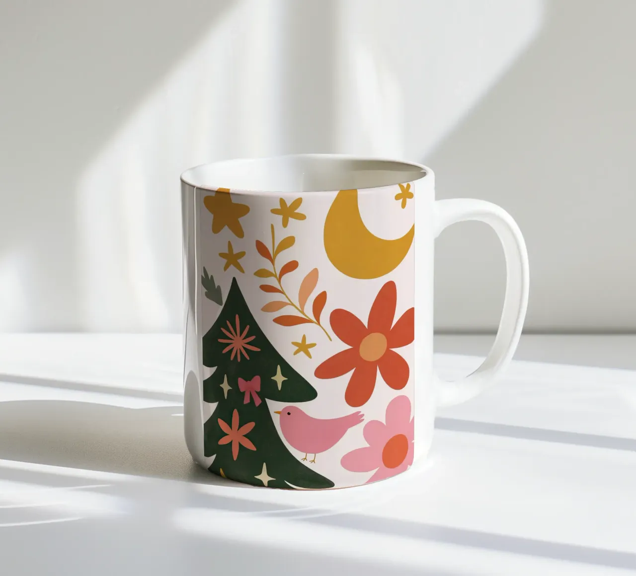 Sognante albero di Natale a forma di uccello rosa con luna, stelle e fiori tazza in ceramica da GentleEchoes Dreamlight