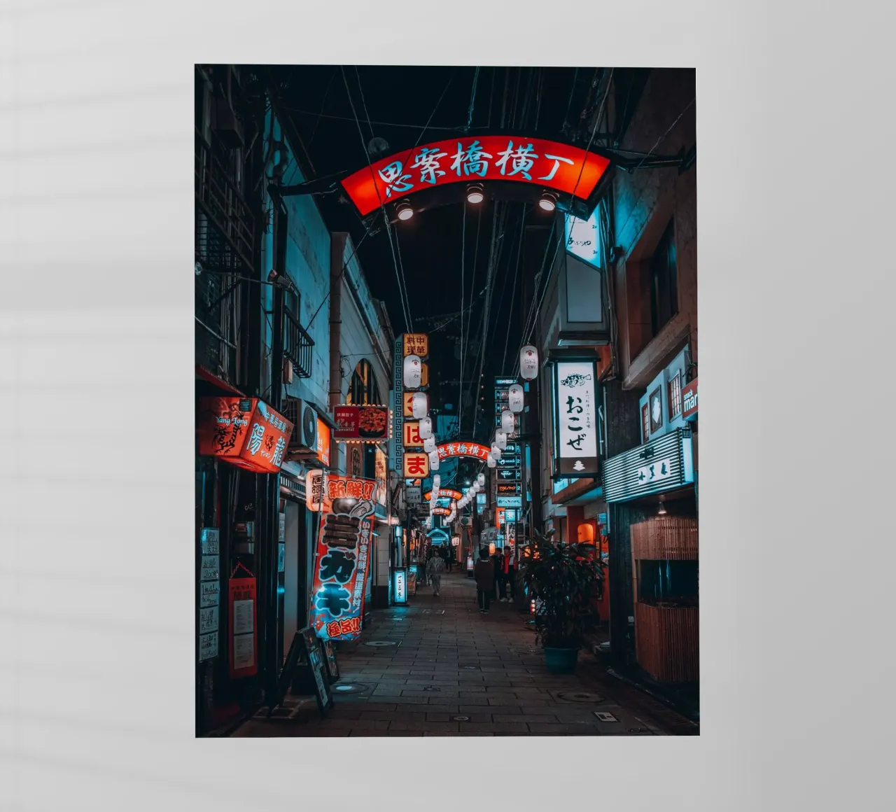 Luci notturne al neon a Nagasaki, Giappone pellicola backlit da Marcel Bisig
