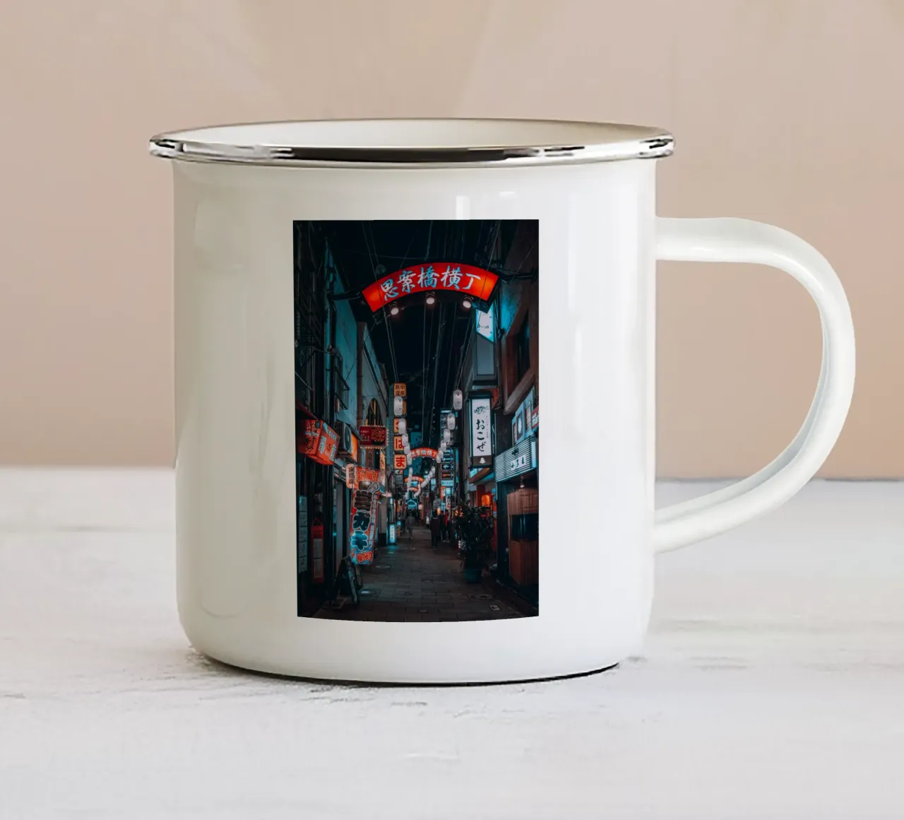 Luci notturne al neon a Nagasaki, Giappone tazza in smalto da Marcel Bisig