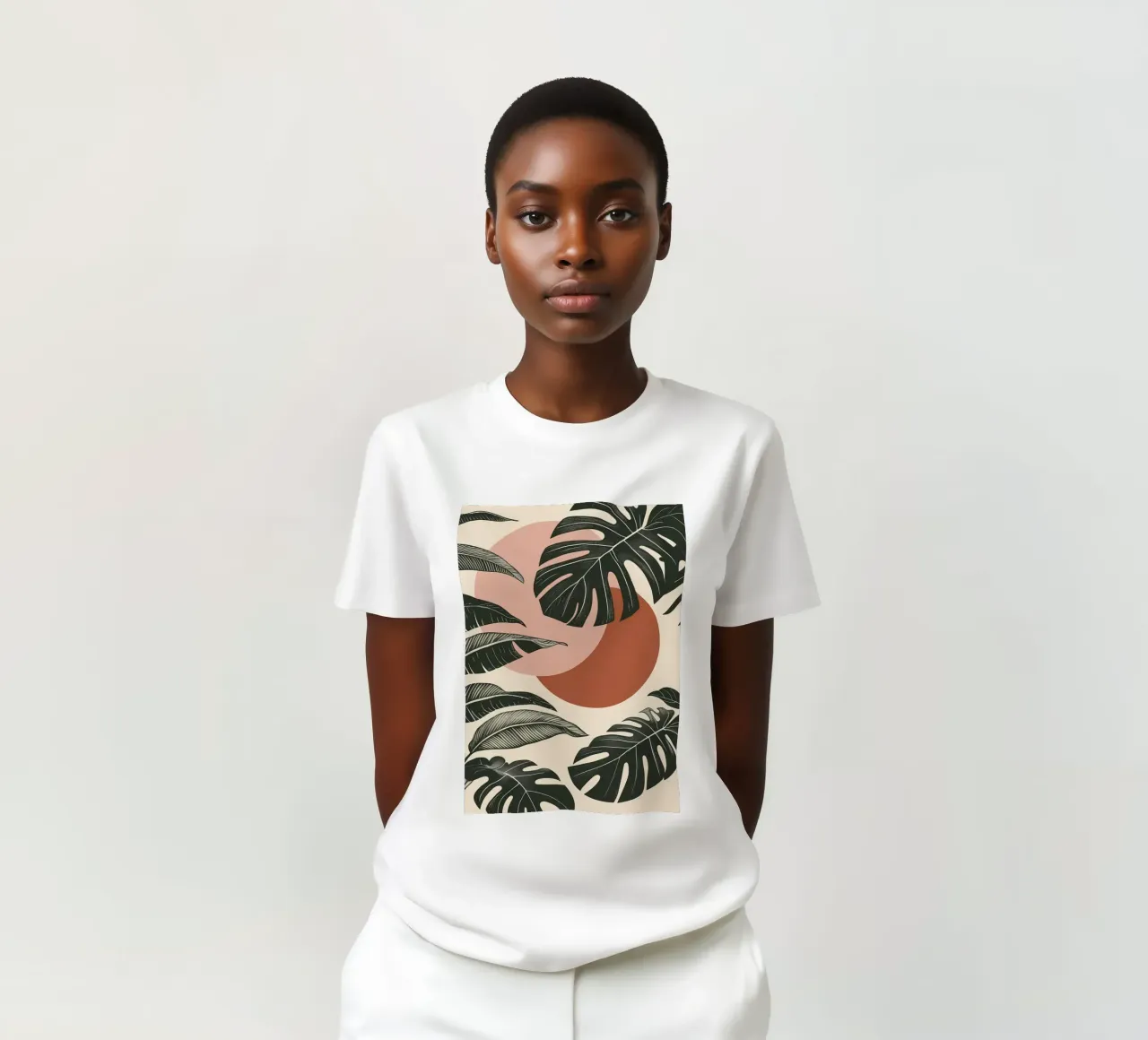 Foglie di Monstera tropicale con calde forme astratte di sole t-shirt da Bloom And Brush