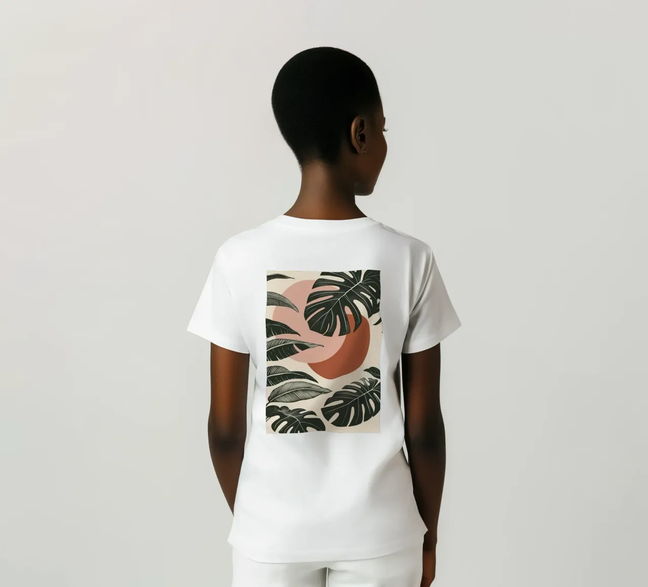 Foglie di Monstera tropicale con calde forme astratte di sole t-shirt da Bloom And Brush