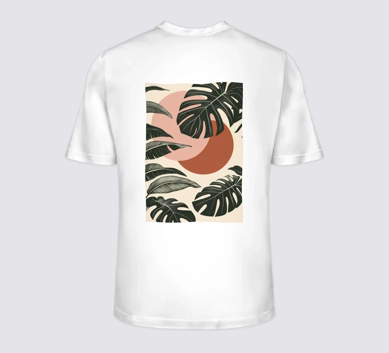 Foglie di Monstera tropicale con calde forme astratte di sole t-shirt da Bloom And Brush