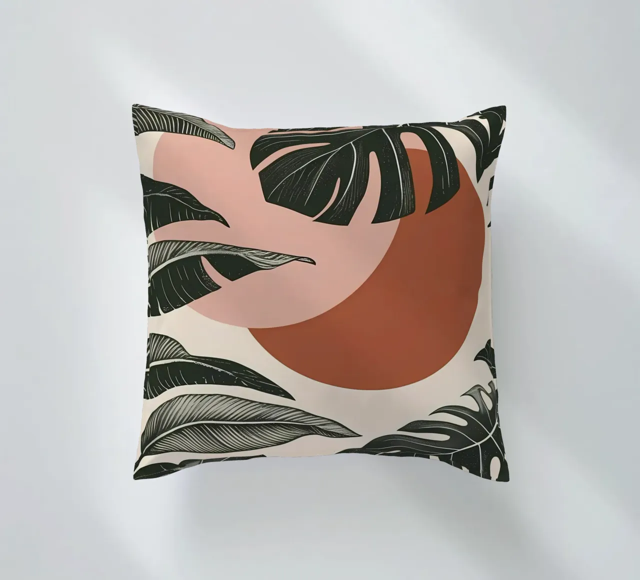 Foglie di Monstera tropicale con calde forme astratte di sole cuscino da Bloom And Brush