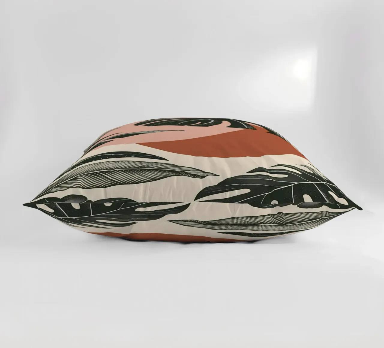 Foglie di Monstera tropicale con calde forme astratte di sole cuscino da Bloom And Brush