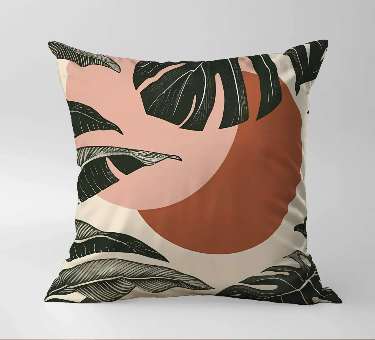 Foglie di Monstera tropicale con calde forme astratte di sole cuscino da Bloom And Brush