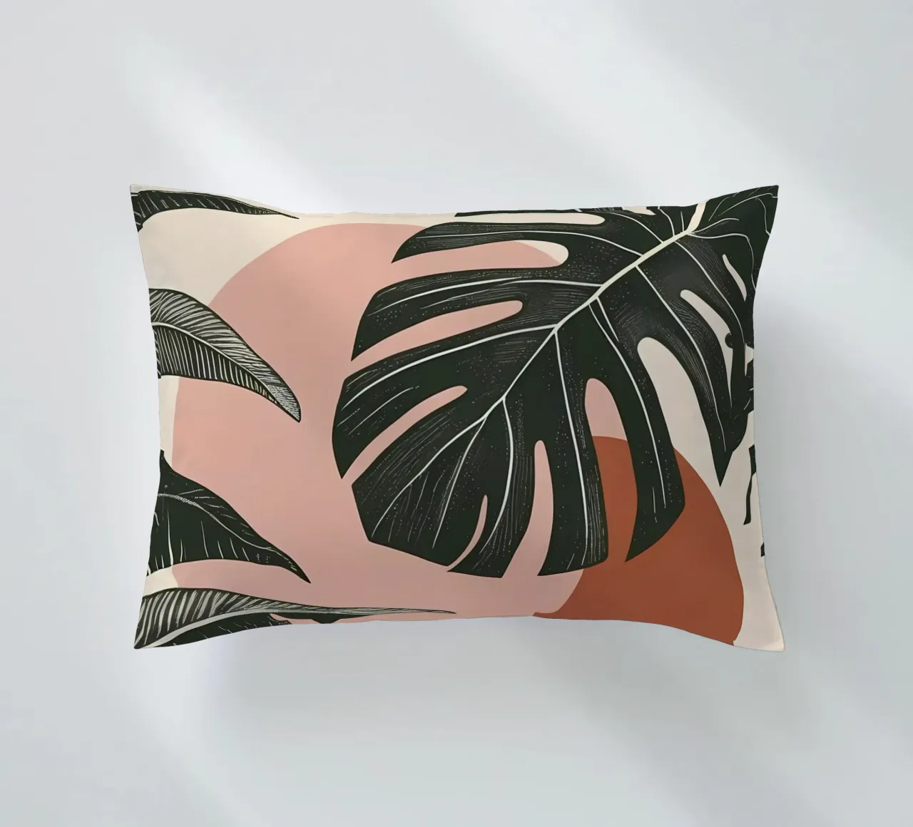 Foglie di Monstera tropicale con calde forme astratte di sole cuscino da Bloom And Brush