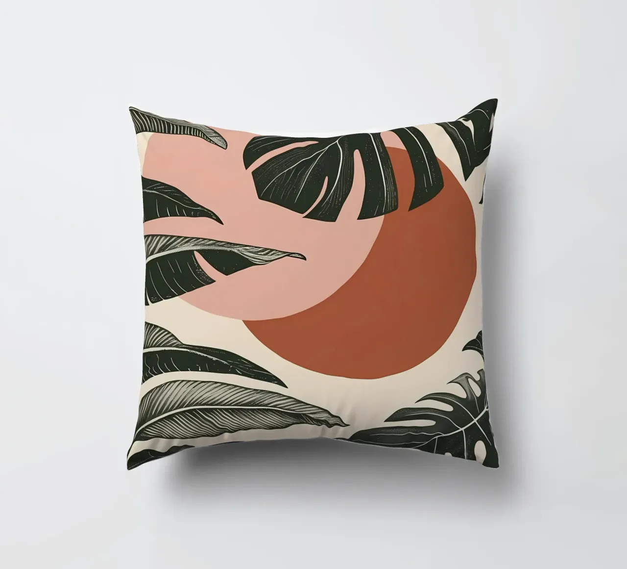 Foglie di Monstera tropicale con calde forme astratte di sole cuscino da Bloom And Brush