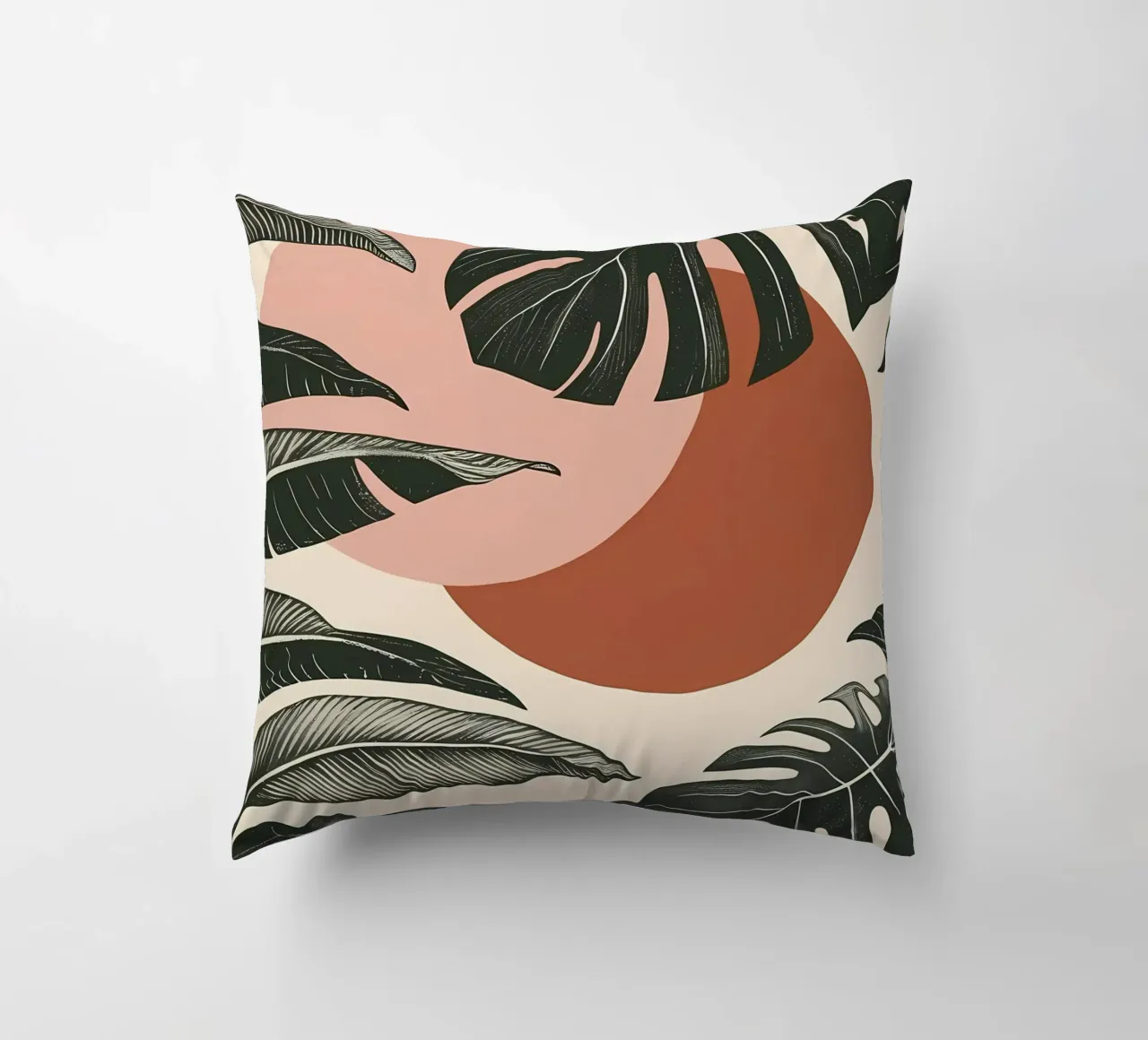 Foglie di Monstera tropicale con calde forme astratte di sole cuscino da Bloom And Brush