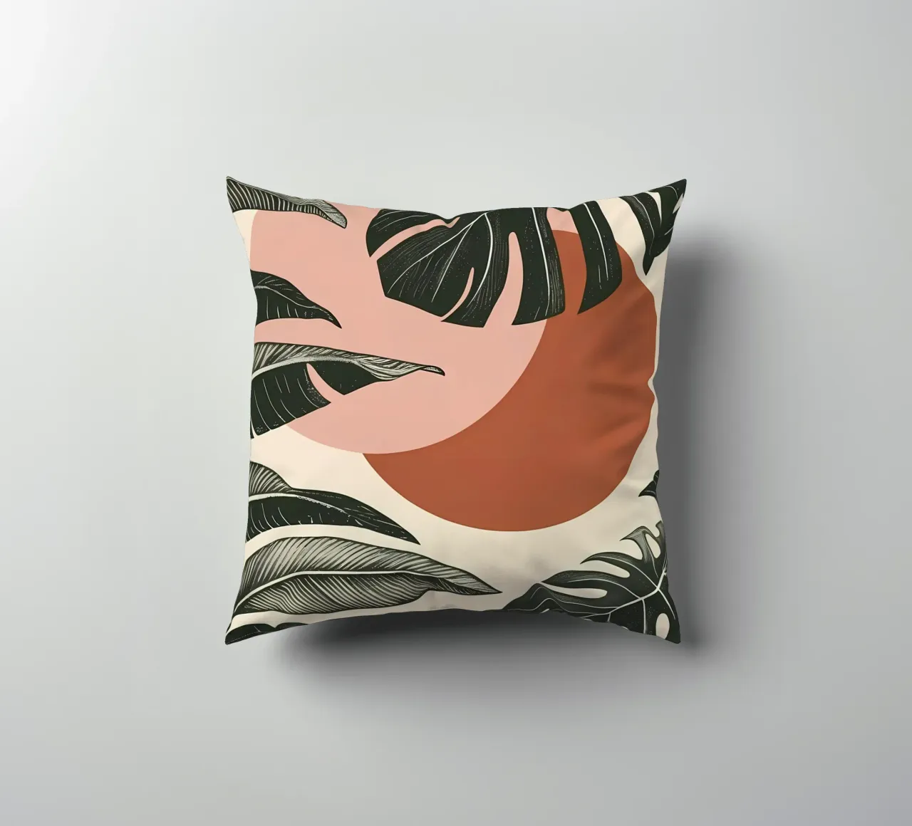 Foglie di Monstera tropicale con calde forme astratte di sole cuscino da Bloom And Brush