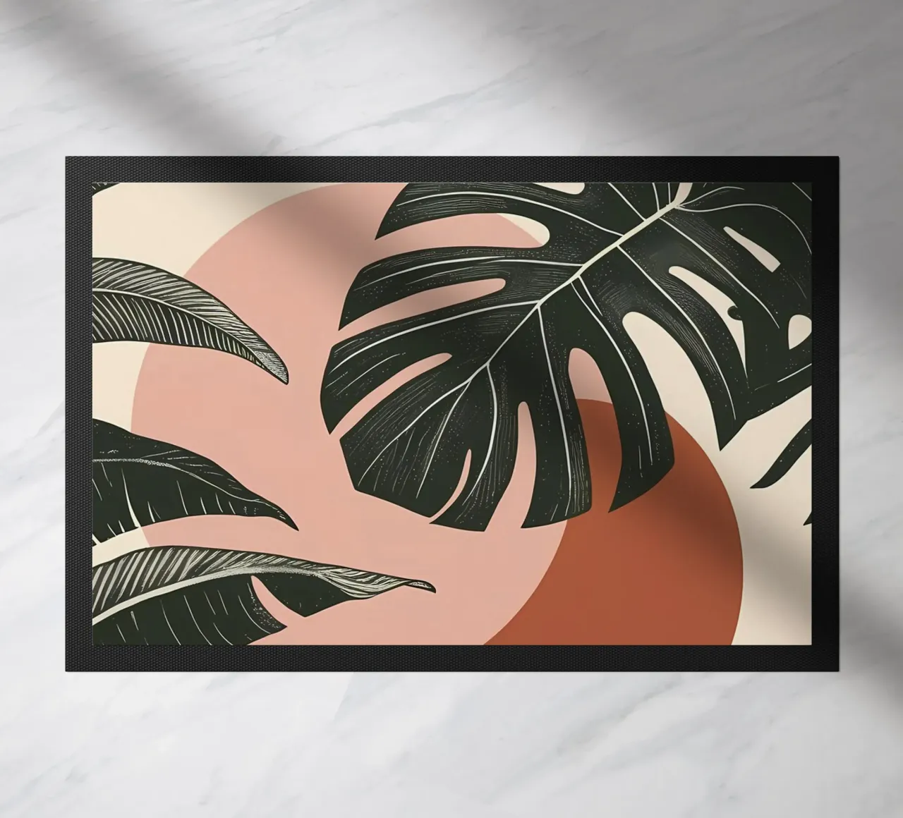 Foglie di Monstera tropicale con calde forme astratte di sole zerbino da Bloom And Brush
